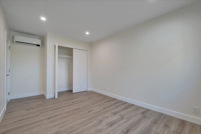 Building Photo - 745 Domingo Dr