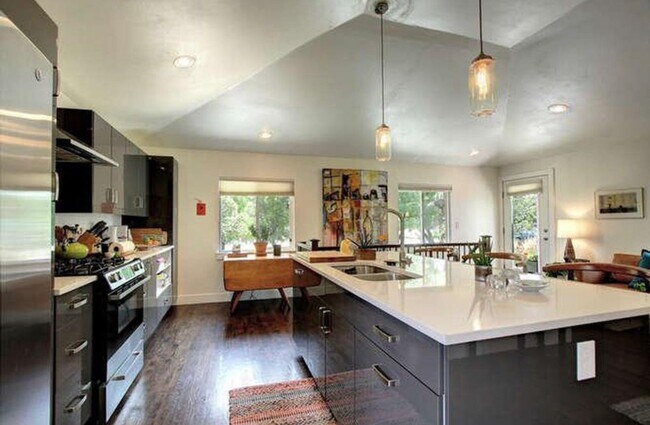 Building Photo - High End LOHI Townhome Available in June!