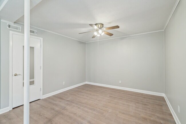 Building Photo - 5201 Aubrey Ln