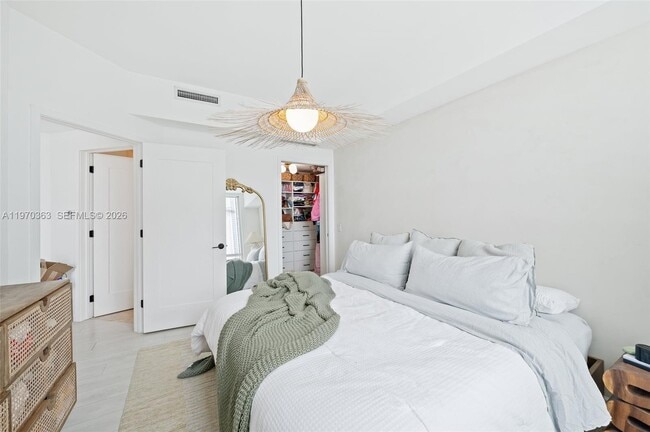 Building Photo - 601 NE 27th St