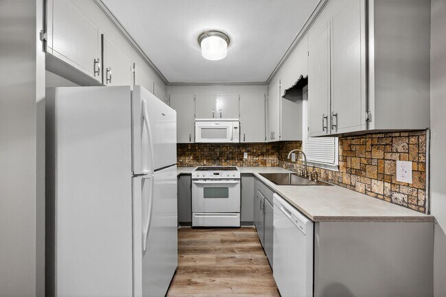Building Photo - Two bedroom townhome in prime location!