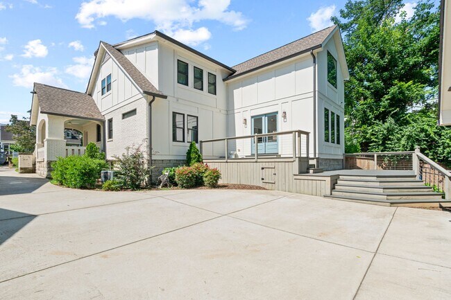 Building Photo - 2016 Sweetbriar Ave