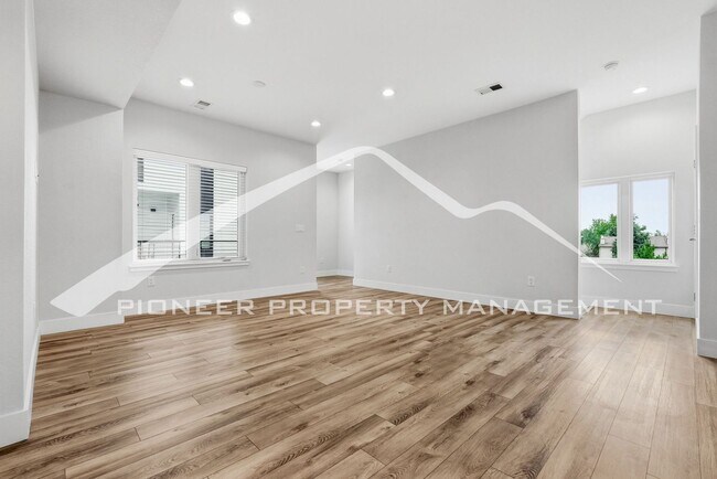 Building Photo - Spacious Townhouse with Central AC and 2-Car Garage