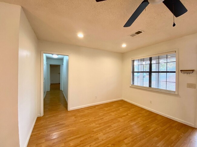 Building Photo - Large 4 Bedroom House