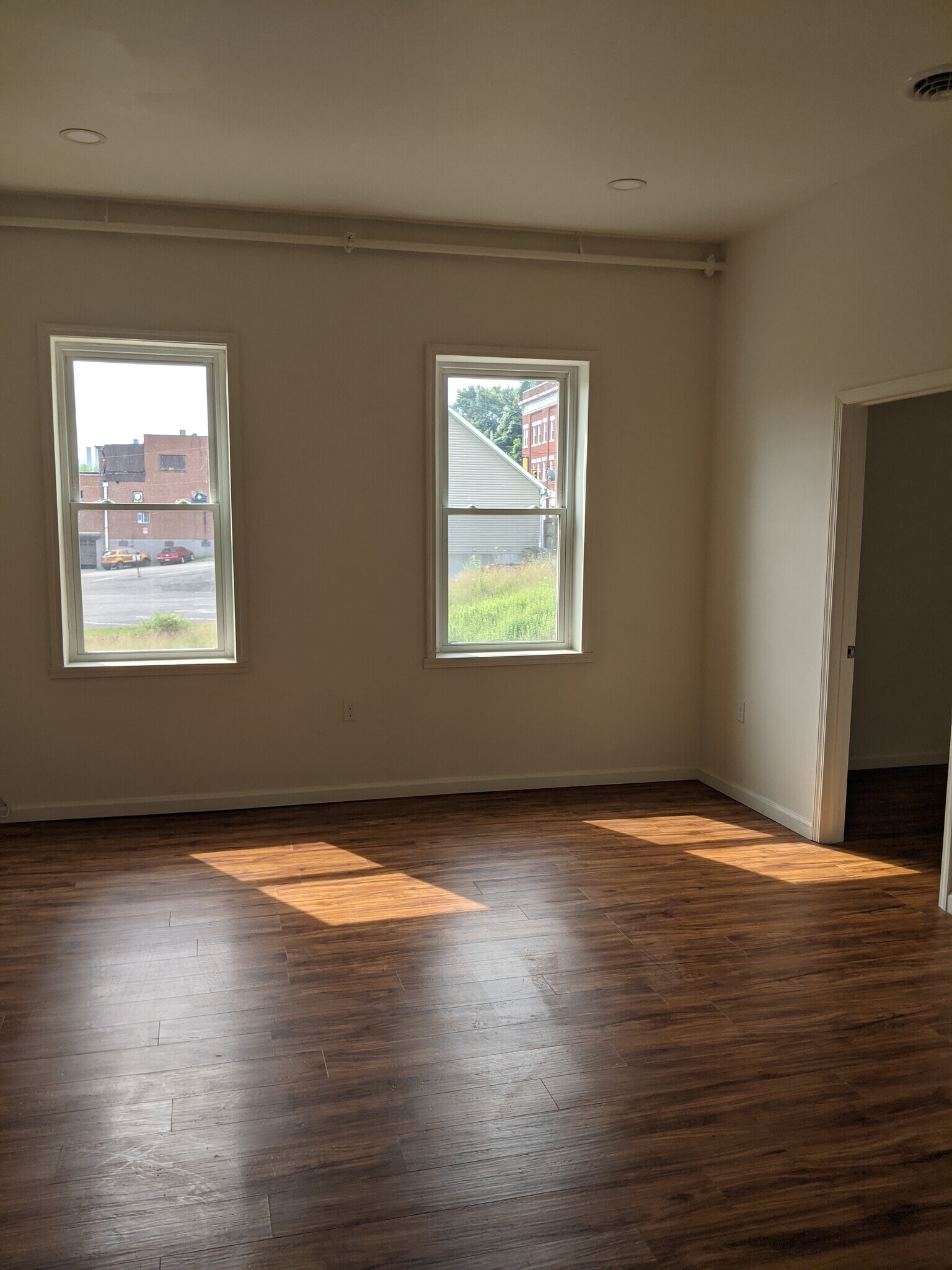 Unit 4 Living room - 518 N State St