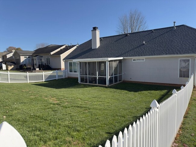 Building Photo - 1806 Hanford Hills Rd