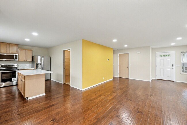 Building Photo - 4 bed 2.5 bath available now in Bothell