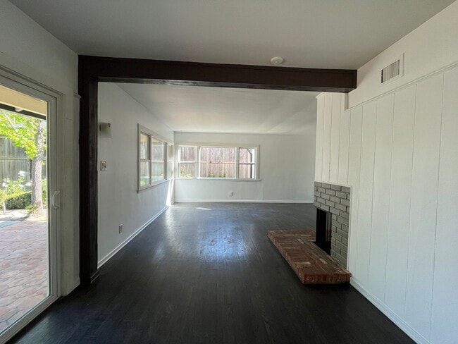 Building Photo - Sherman Oaks 3+2 w/bonus room + upgrades on cul-de-sac lot!