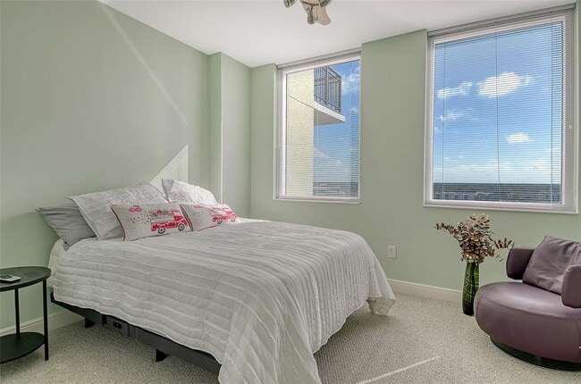 Building Photo - 800 N Tamiami Trl