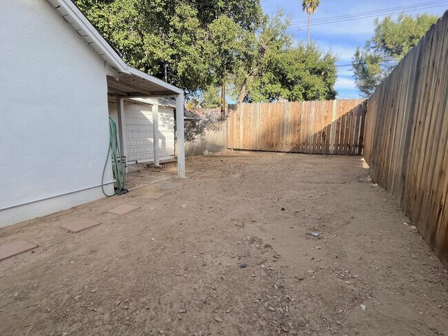 Building Photo - Douglas St. - 12909-12911