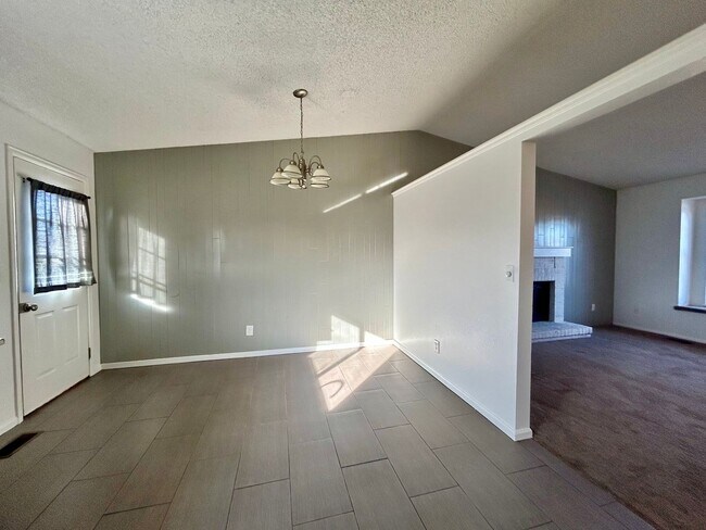 Building Photo - Completely Remodeled Home for Rent in Northwest Longmont