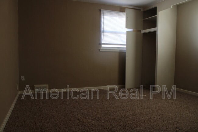 Building Photo - 613 NE 45th St