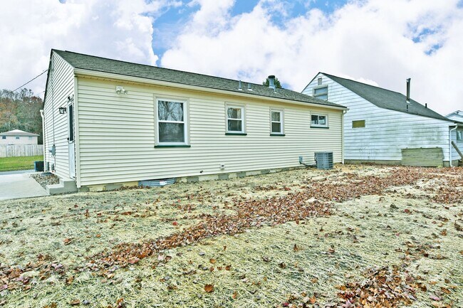 Building Photo - House for RENT in Girard!