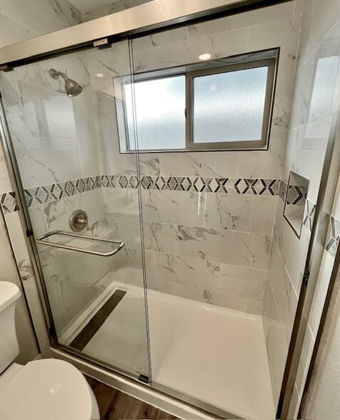 Bathroom photo #5 of walk in shower - 1327 La Palma St