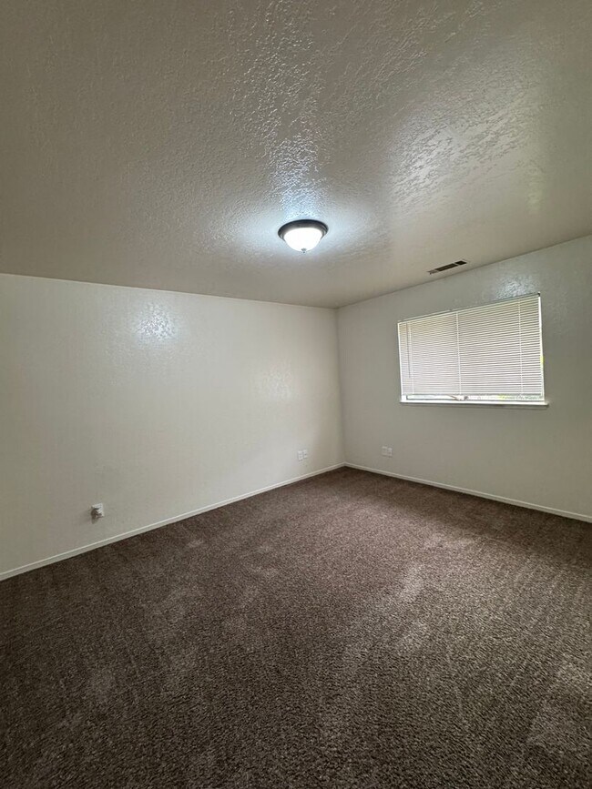 Building Photo - 4056