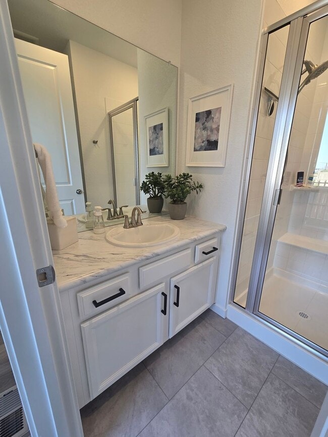 Building Photo - Spacious 4B/3B Available Early April!