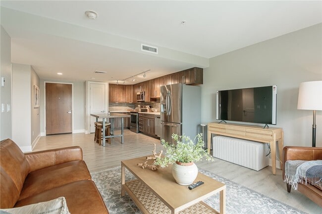 Building Photo - 205 Lakeshore Dr