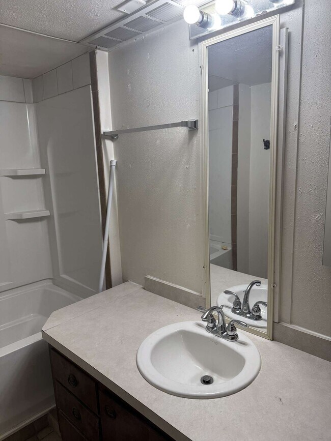 Building Photo - 1641 Broadway N