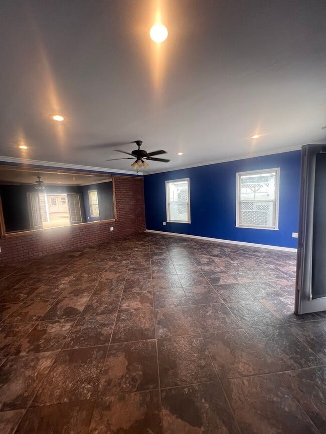 Building Photo - Beautiful 3 Bed / 2 Bath Home with Detached Bonus Space