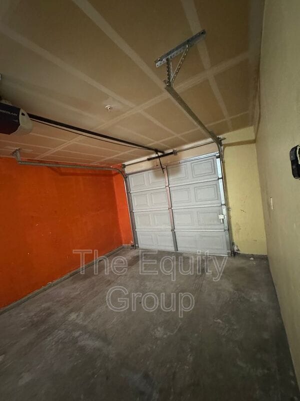 Building Photo - 2116 W Lark Ave