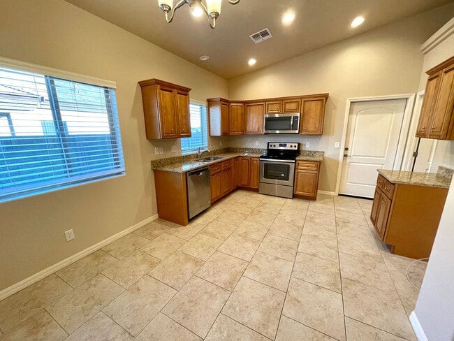 Building Photo - Beautiful 3 Bedroom Home in Central Kingman!