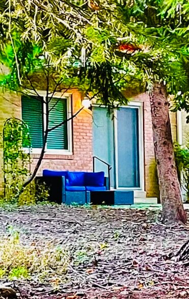 Private outdoor terrace facing a park steps from parking - 10506 Weymouth St