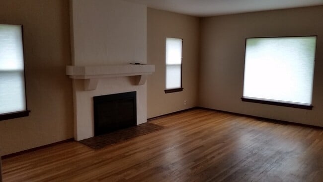 Building Photo - Occupied, do not disturb tenants. Barge-Chestnut Historic District Craftsman 2br 2ba home, with a...