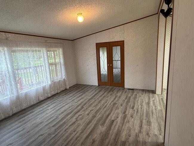 Building Photo - ~ APPLICATIONS PENDING ~ 3 Bedroom, 2 Bath...