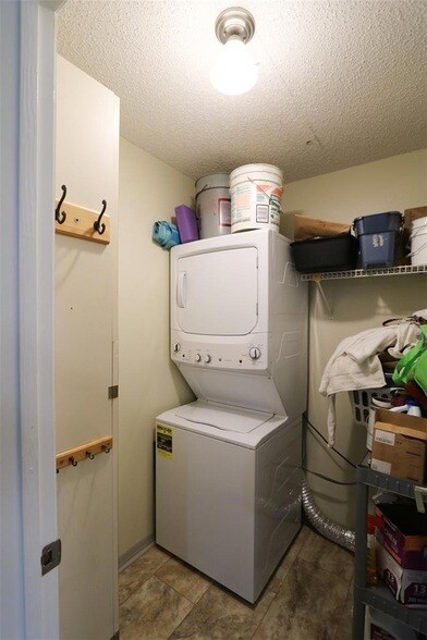 Building Photo - 323 Knottwood Ct