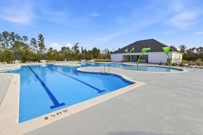 Building Photo - Spacious Living in Stateside – Comfort, Style & Convenience!