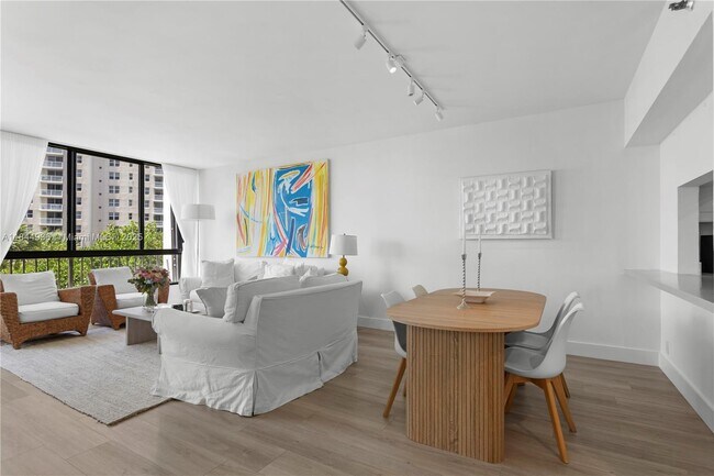 Building Photo - 520 Brickell Key Dr