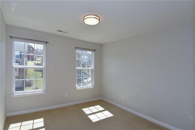 Building Photo - 616 Edison Dr