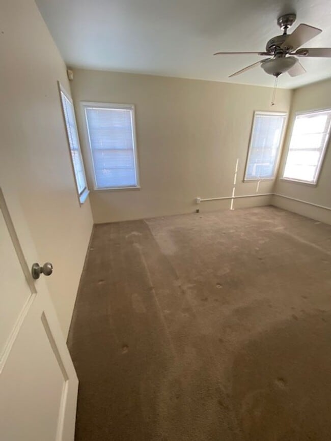 Building Photo - Maple Park LARGE 2 BR/ 2BA with 2 Car Garage & Large Fenced Yard