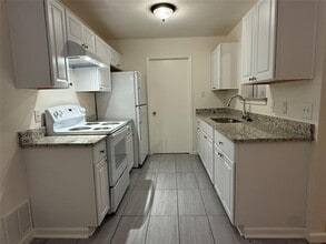 Building Photo - 314 Raintree Dr