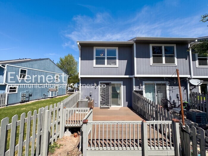 Building Photo - 2040 Oakcrest Cir