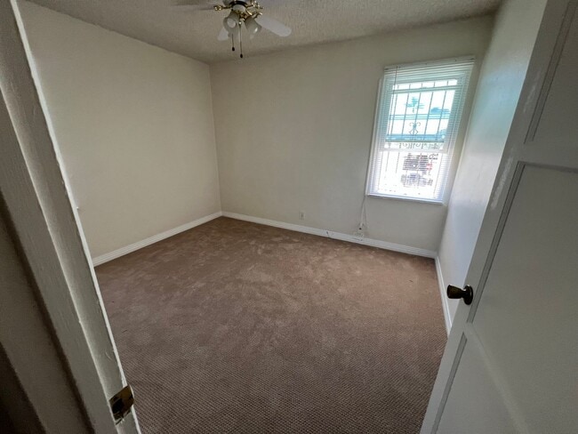 Building Photo - LOCATION LOCATION!!! 5th & I St, Large House, 3BR 1BA w/ 2 car Garage