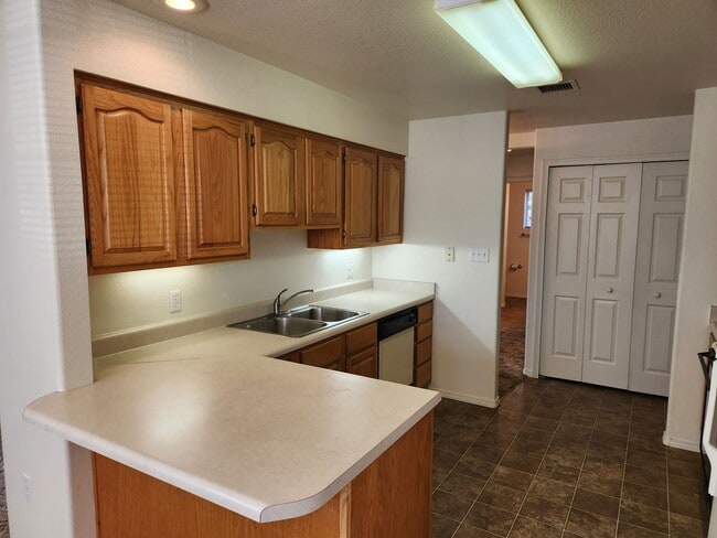 Building Photo - Rare Ground Level Unit - 2 Bed / 1 Bath w/private yard