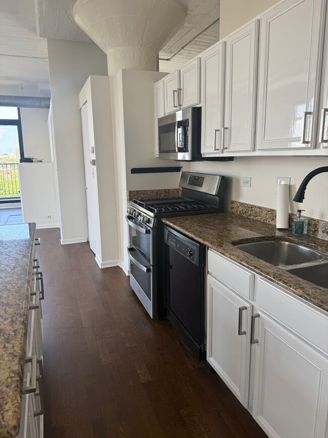 Building Photo - Modern Loft Living in University Village w...