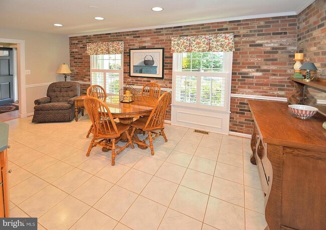 Building Photo - 610 John Marshall Dr NE