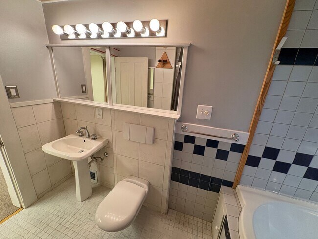 Building Photo - 4 bedroom 2 bathroom Historic Home Downtown Manhattan KS
