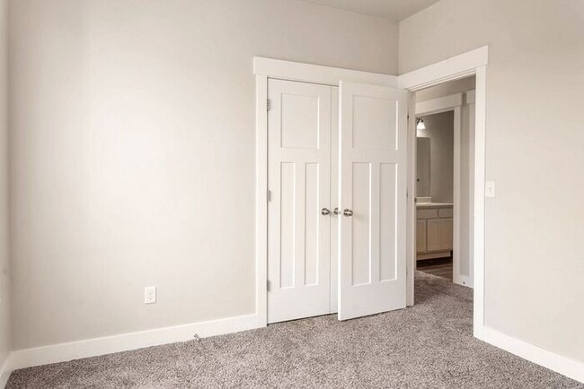 Building Photo - Beautiful Top Level Condo w 1 car garage