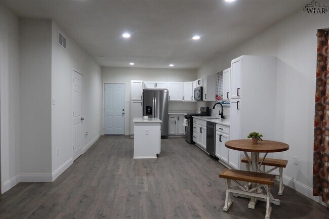 Building Photo - 707 N Foley St