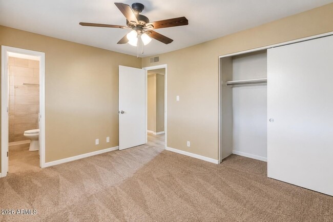 Building Photo - 1015 E Marigold Ln