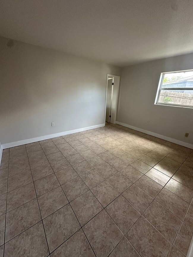 Building Photo - Come see this beautiful 4/2 single family ...