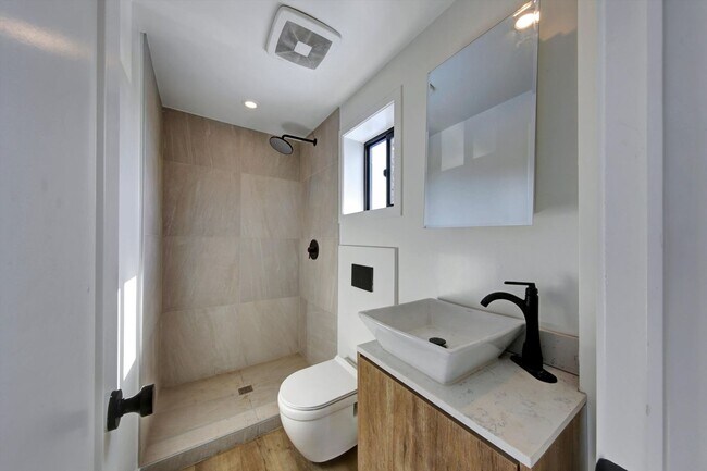 Building Photo - AMAZING NEW CONSTRUCTION UNIT NEAR DOWNTOWN