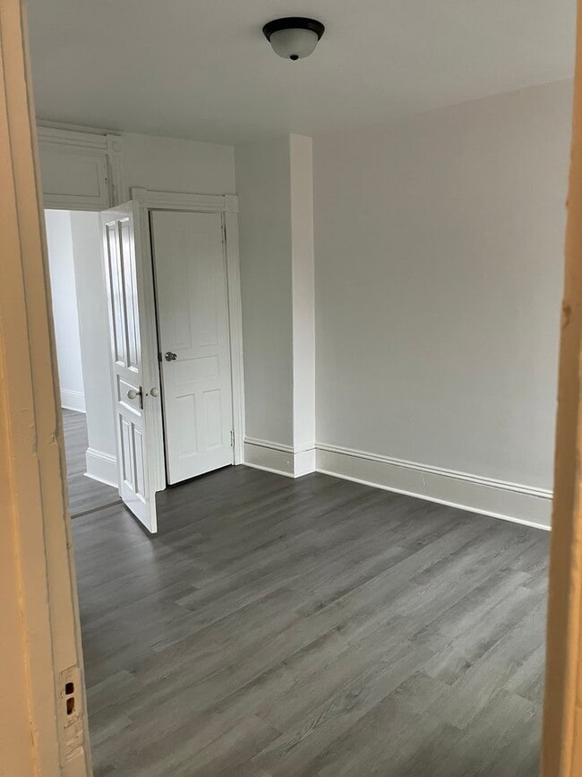 Building Photo - 422 John St