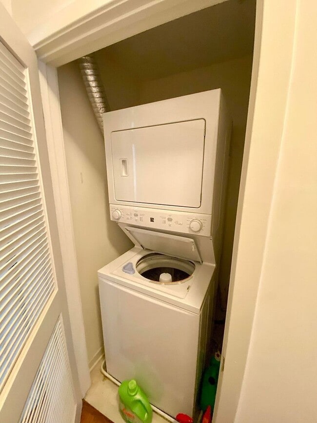 Building Photo - Charming 2 Bed/2 Bath Condo in Heart of Charles Village, Baltimore, MD!