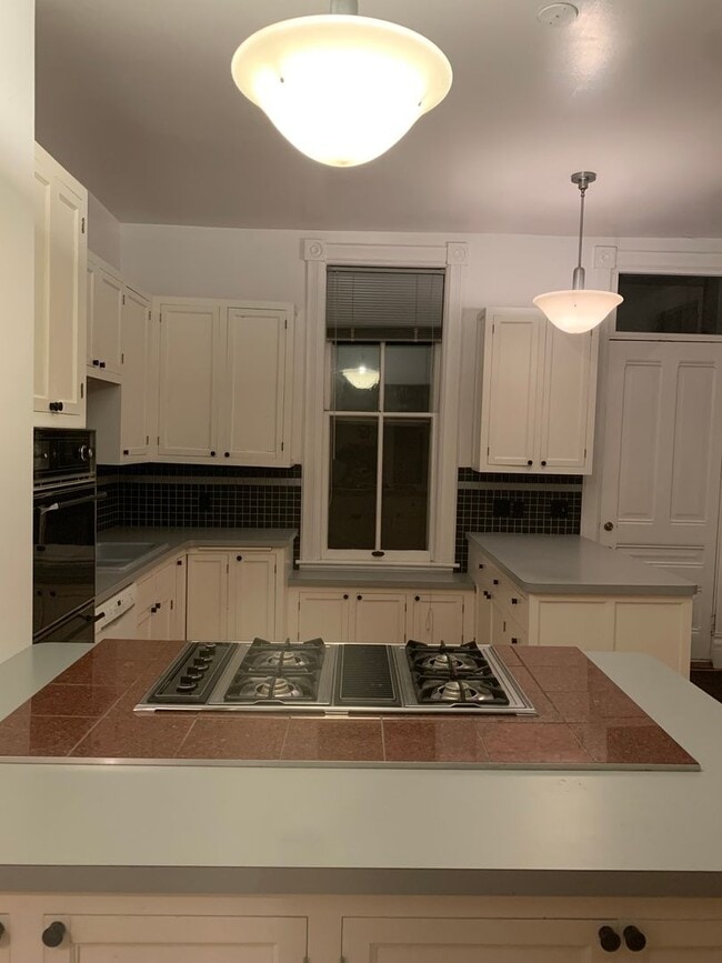Building Photo - 462 Holly Ave