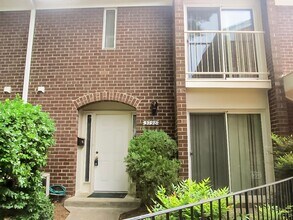 Building Photo - Classic and Charming 3 Bedrood 2.5 Bathroo...