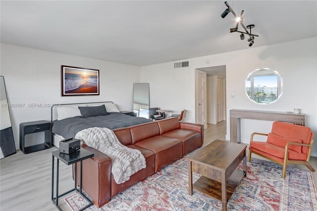 Building Photo - 1000 West Ave